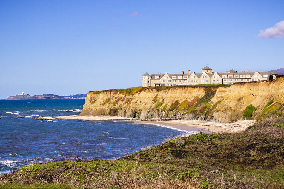 Das Fünf-Sterne-Hotel "Ritz-Carlton Half Moon Bay" liegt idyllisch an der Pazifikküste.