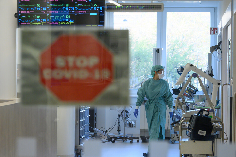 Eine Intensivpflegerin läuft in der Corona-Intensivstation des Universitätsklinikums Dresden über den Gang.