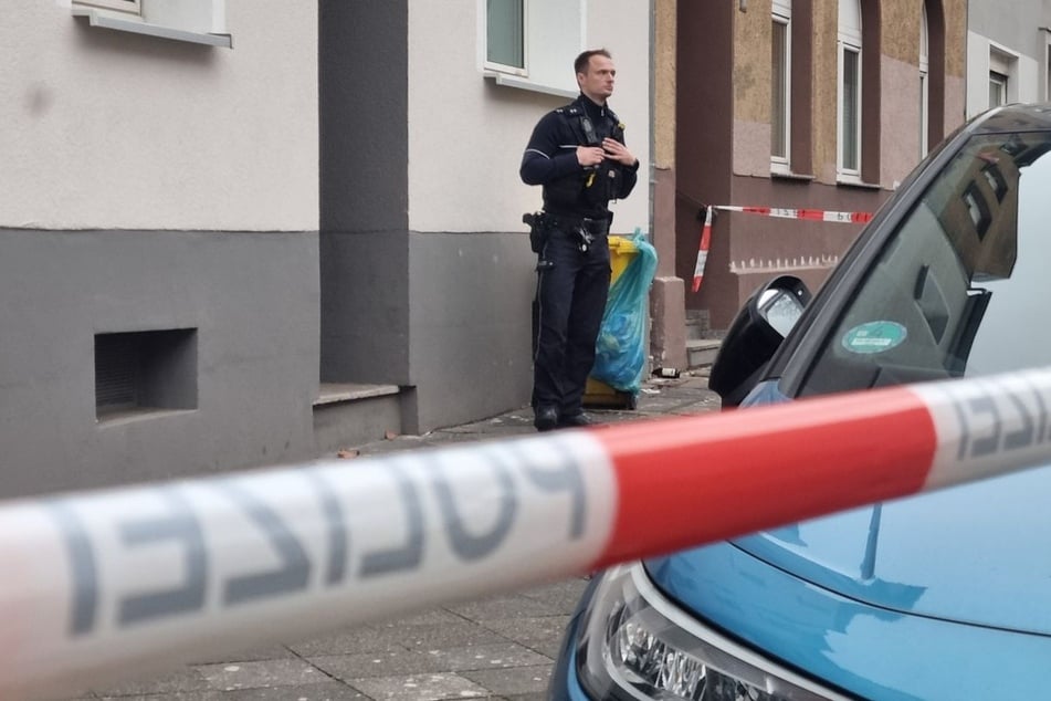 Ein Polizist sichert den Tatort im Düsseldorfer Stadtteil Oberbilk.