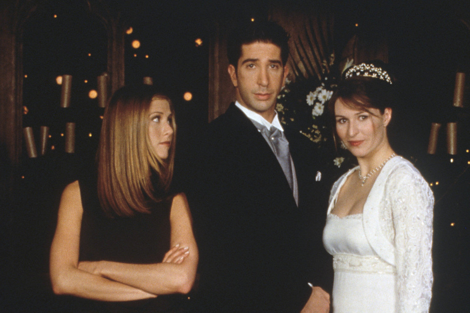 Rachel (Jennifer Aniston, 54), reist zur Hochzeit von Ross (David Schwimmer, 56) und Emily (Helen Baxendale, 53) und bringt die geplante Trauung allein mit ihrer Anwesenheit durcheinander. Emilys Figur war nur in 14 Episoden zu sehen.