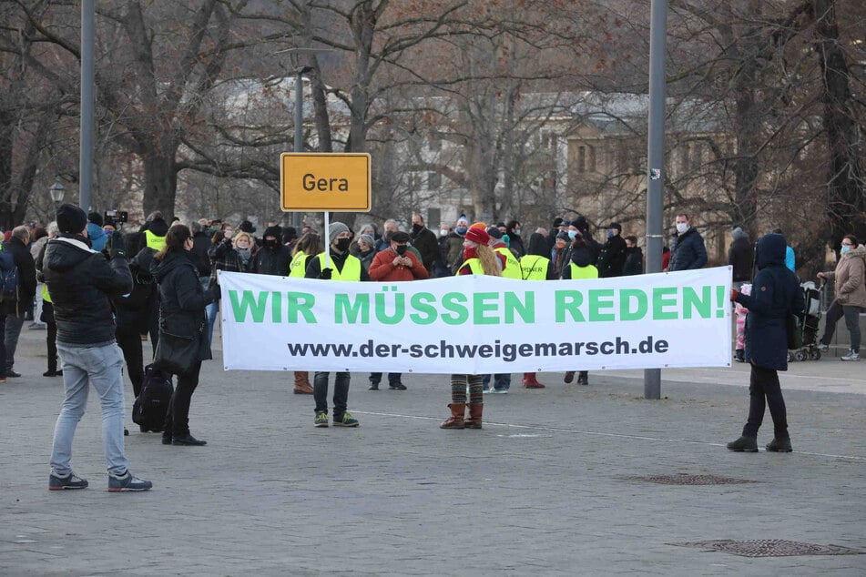 In Gera haben am Samstag rund 170 Personen an einem Schweigemarsch gegen die Corona-Maßnahmen teilgenommen.