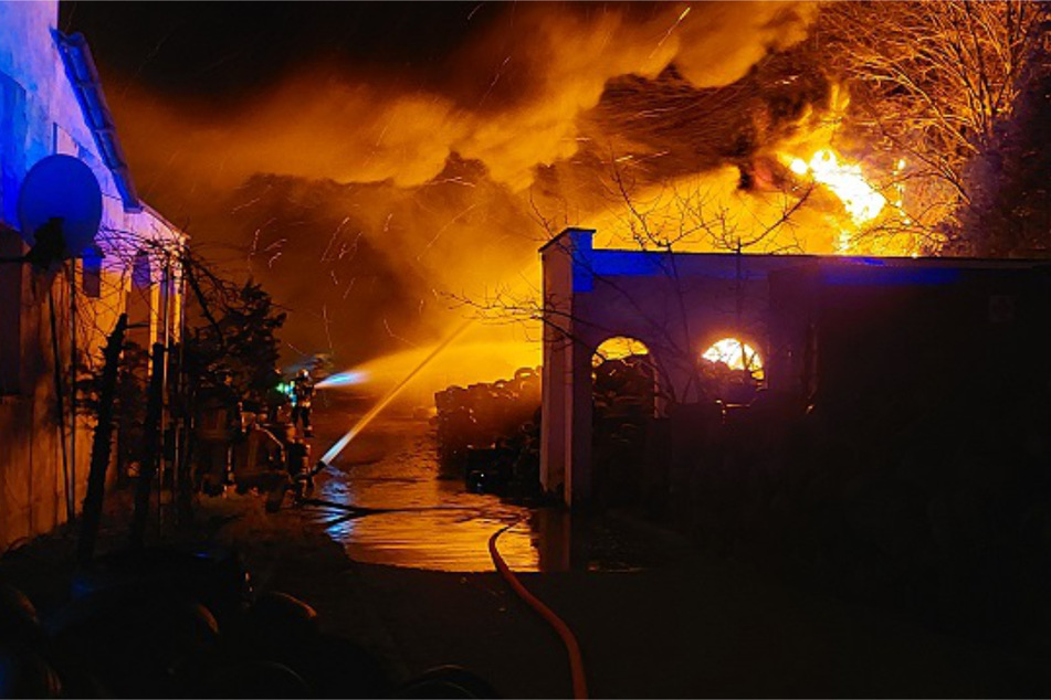 Fast 160 Kameraden verschiedener Feuerwehren waren im Einsatz, um das Feuer unter Kontrolle zu bringen.