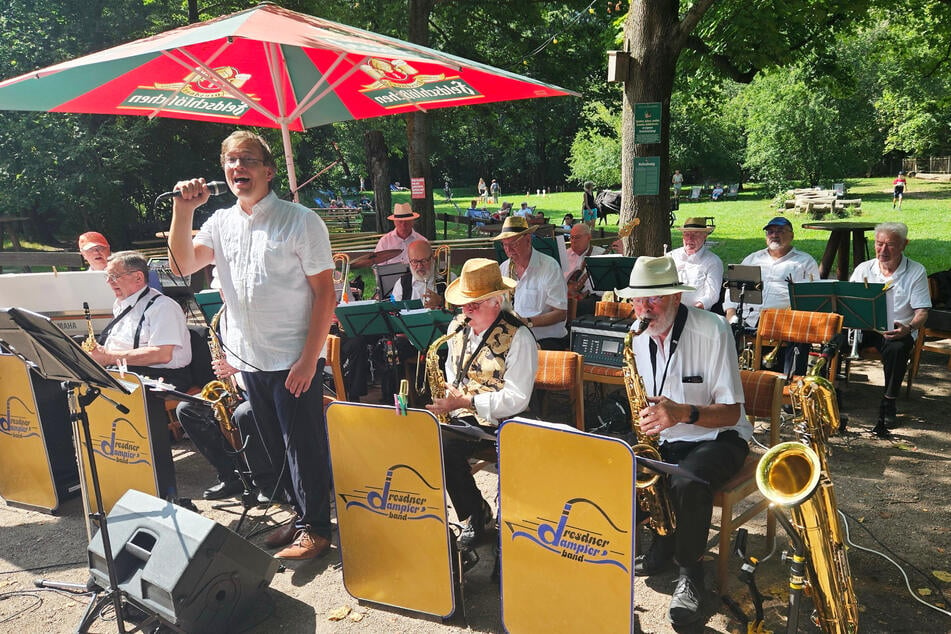 Die Dampferband spielt sich im Biergarten der Hofewiese ein. Kann einer der Herren mal nicht, springt ein (Senior-)Ersatzmusiker ein.