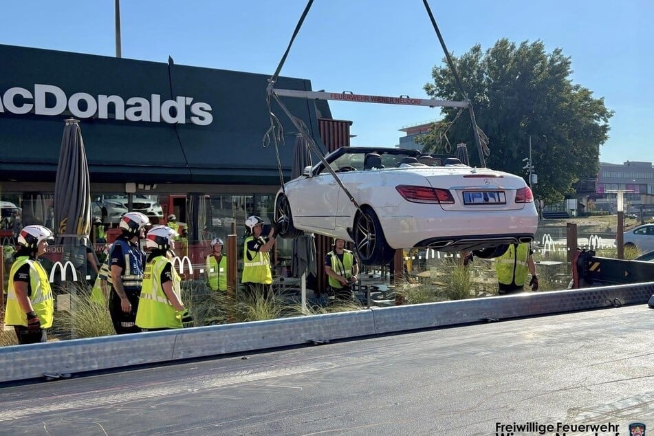 Das Cabrio musste mithilfe eines Krans geborgen werden.