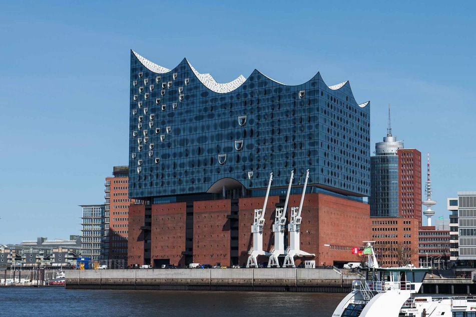 In der Elbphilharmonie können sich Menschen am Freitag gegen das Coronavirus impfen lassen.
