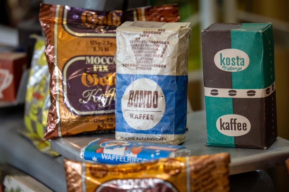 Lebensmittel wie "Mocca Fix Gold" und der "Rondo Kaffee" sind Teil der Ausstellung an der Straße der Einheit in Gelenau.