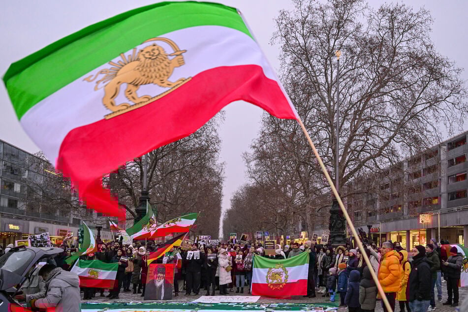 Dresden: Exil-Iraner zeigen Flagge in Dresden