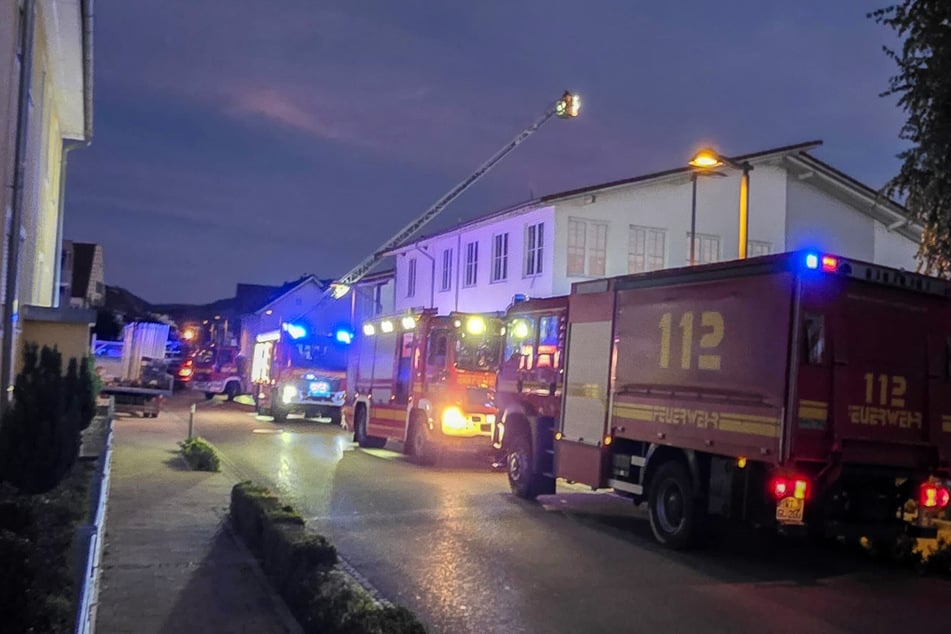 Die Feuerwehr evakuierte den Markt und suchte mit Wärmebildkameras unter den Trümmern nach Verletzten.