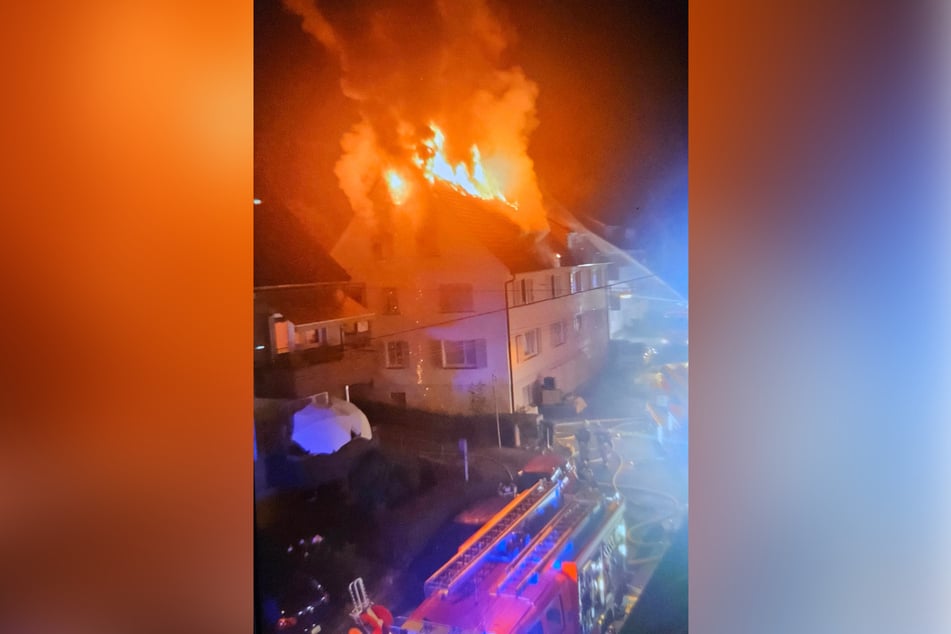 Am heutigen Freitagmorgen, gegen 4 Uhr, alarmierten Anrufer die Feuerwehr zum Brand in die Schirmerstraße in Stuttgart-Mühlhausen.