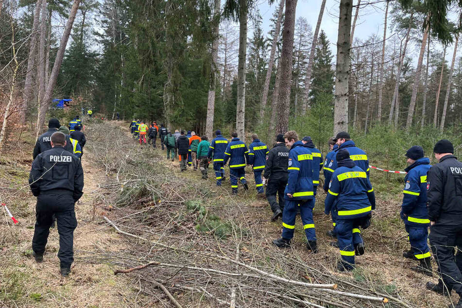 Einsatzkräfte durchkämmten das Waldgebiet Lohberger Forst im Landkreis Harburg.