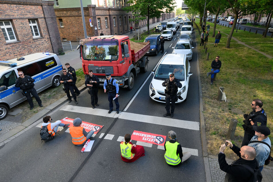 Umweltaktivisten der Gruppe "Letzte Generation" klebten sich am 16. Mai 2022 in Dresden fest und blockierten die Fahrbahn.