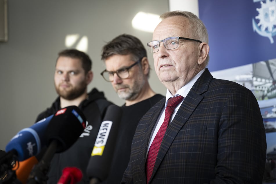 Till Backhaus (r-l, SPD), Umweltminister von Mecklenburg-Vorpommern, Thilo Maack, Meeresbiologe von Greenpeace und Sven Biertümpfel, Taucheinsatzleiter Sea Shepherd, sind sich einig, die Situation des Wals ist so gut wie aussichtslos.