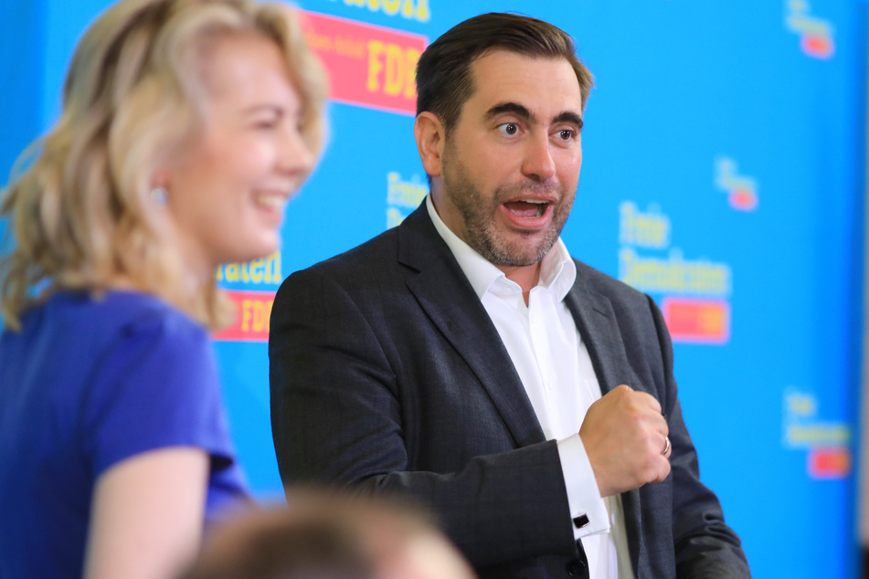 Linda Teuteberg, die brandenburgische Bundestagsabgeordnete und Generalsekretärin der Bundes-FDP, und der FDP-Landeschef Frank Sitta stehen auf dem FDP-Landesparteitag Sachsen-Anhalt gemeinsam auf der Bühne.