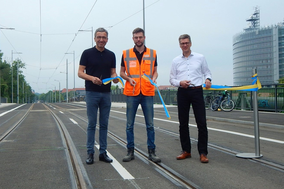V.l.n.r.: Leipzigs Baubürgermeister Thomas Dienberg, STRABAG-Bauleiter Bastian Schmidt und Michael Jana, Chef des Verkehrs- und Tiefbauamtes, freuten sich über die Fertigstellung der Schlachthofbrücke.