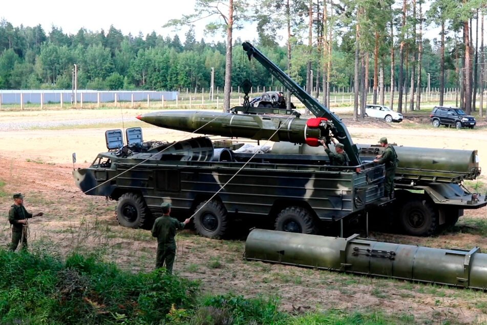 In diesem Videostandbild, das vom belarussischen Verteidigungsministerium über VOENTV zur Verfügung gestellt wurde, bereiten Soldaten der belarussischen Armee während militärischer Übungen in der Nähe von Astravets einen Raketenwerfer vor.