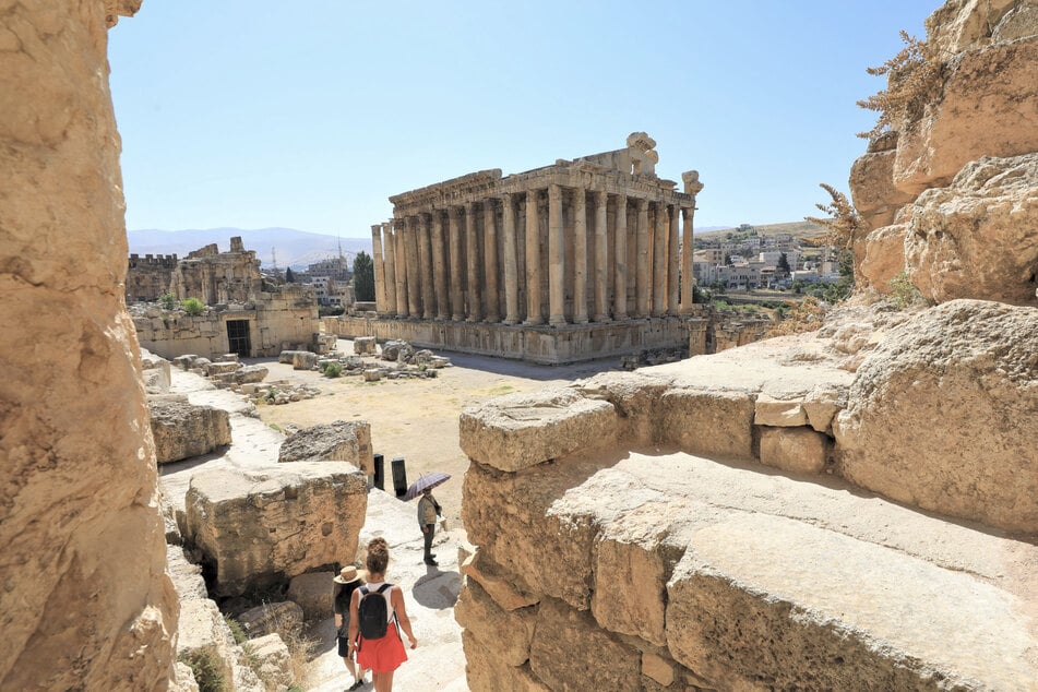 Die Stadt auf etwa 1000 Metern Höhe ist berühmt für seine römischen Ruinen, die zu den eindrucksvollsten der Antike zählen. Die Stadt und Umgebung gehören seit 1984 zum Unesco-Weltkulturerbe.