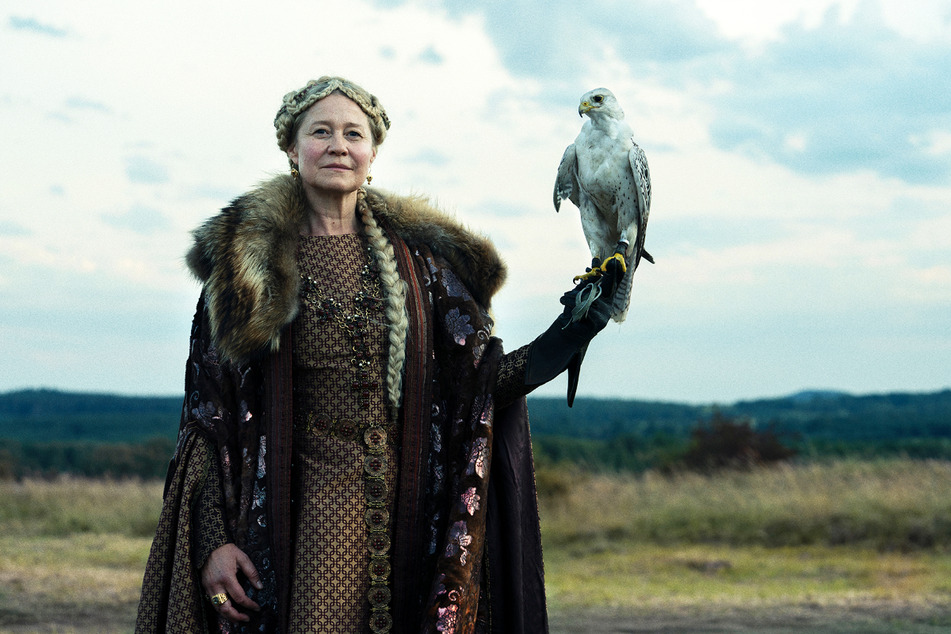 Königin Margarethe (Trine Dyrholm, 49) mit ihrem Jagdfalken.