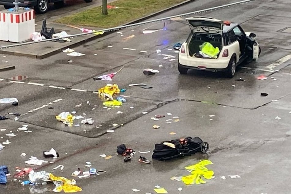 Der beige Kleinwagen soll sich zuvor an der Polizei vorbeigeschlängelt haben, um in die Menschenmenge fahren zu können. Diese eröffnete dann das Feuer.