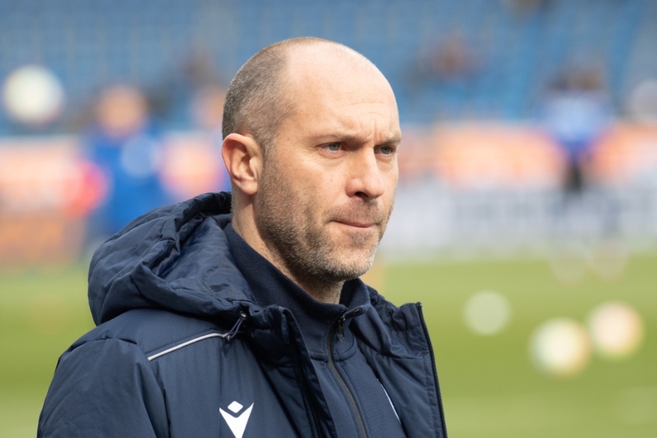 Daniel Scherning (40) am 5. März als Trainer von Arminia Bielefeld beim Duell mit Eintracht Braunschweig. Nun soll er seinem damaligen Kontrahenten den Klassenerhalt sichern.
