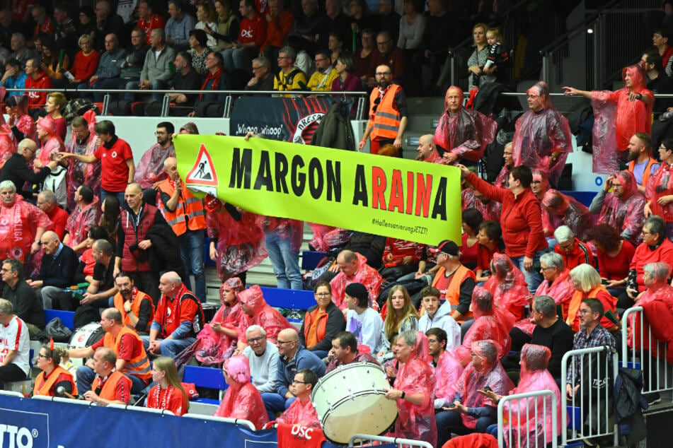 Die DSC-Fans brachten ihren Unmut über das undichte Dach der Margon Arena zum Ausdruck.