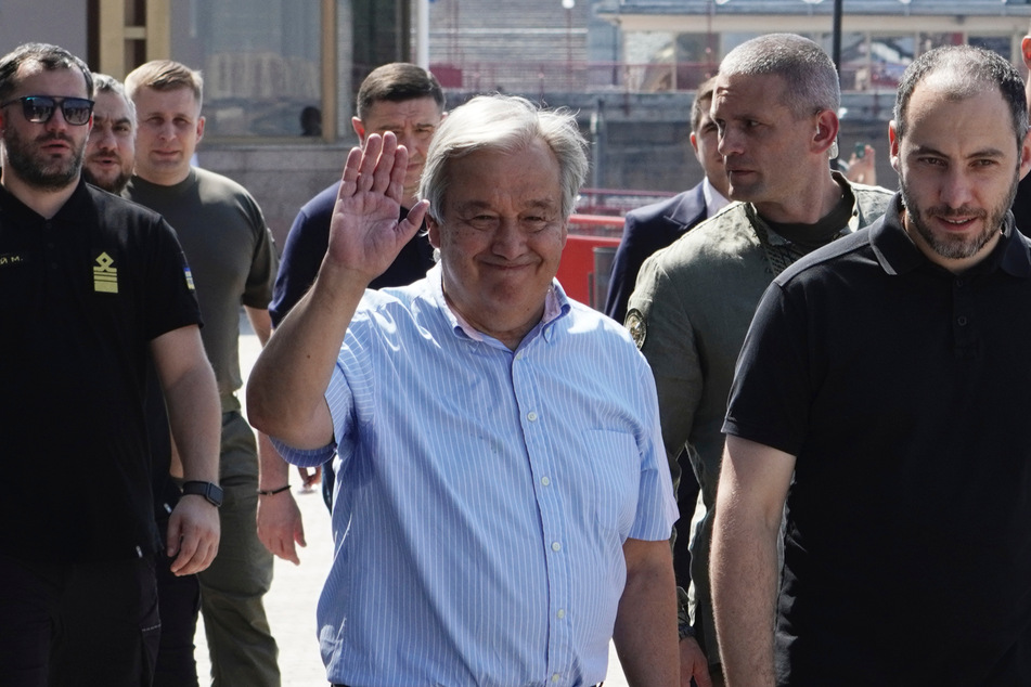 UN-Generalsekretär António Guterres (73) hat sich in der Hafenstadt Odessa ein Bild vom kürzlich wieder aufgenommenen Getreideexport gemacht.