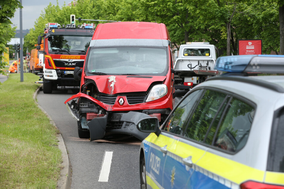 Der Fahrer des Kleintransporters Renault Traffic musste einem Pkw ausweichen und knallte gegen einen Lichtmast.