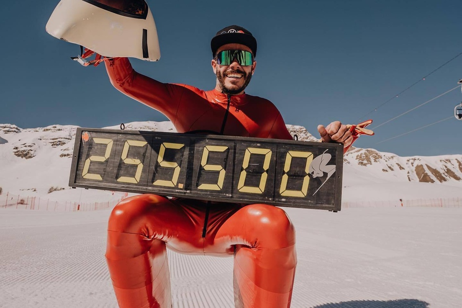 Skifahrer Simone Billy (31) hat in den französischen Alpen einen neuen Weltrekord aufgestellt.