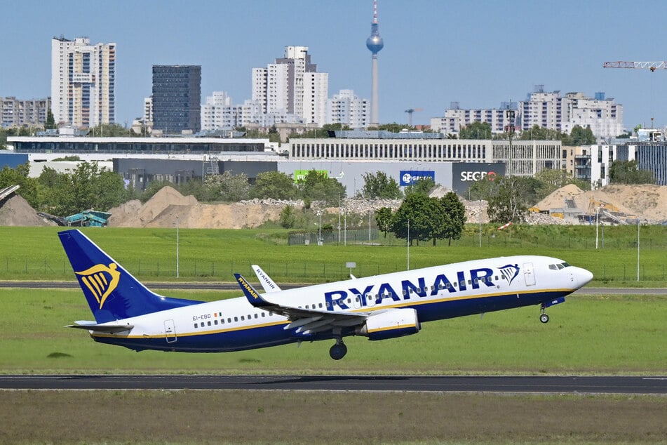 Eine Ryanair-Maschine hebt vom BER ab. Ab Herbst wird Berlin deutlich seltener angeflogen.