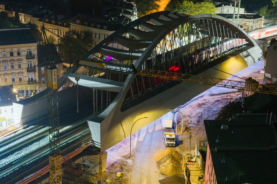 Nach monatelanger Sperrung: Züge rollen über neue Sternbrücke