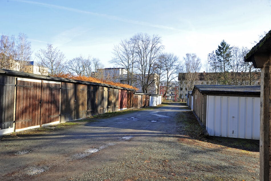 Zwischen den Garagen an der Kaßbergstraße wurde der Tote aufgefunden.