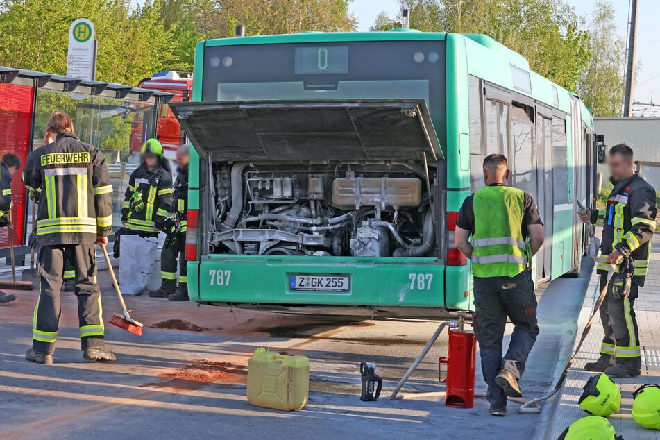 Der Bus hatte auf dem Weg zum Werdauer Bahnhof Öl verloren, dann brannte der Motorraum.