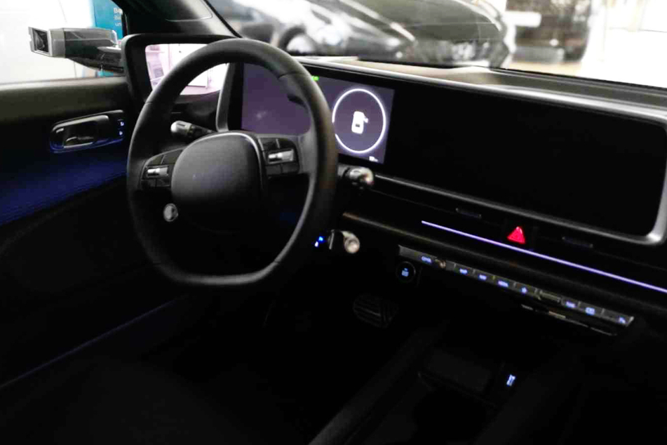Beim Blick in den Innenraum des neuen HYUNDAI IONIQ 6 kann man ins Schwärmen geraten.