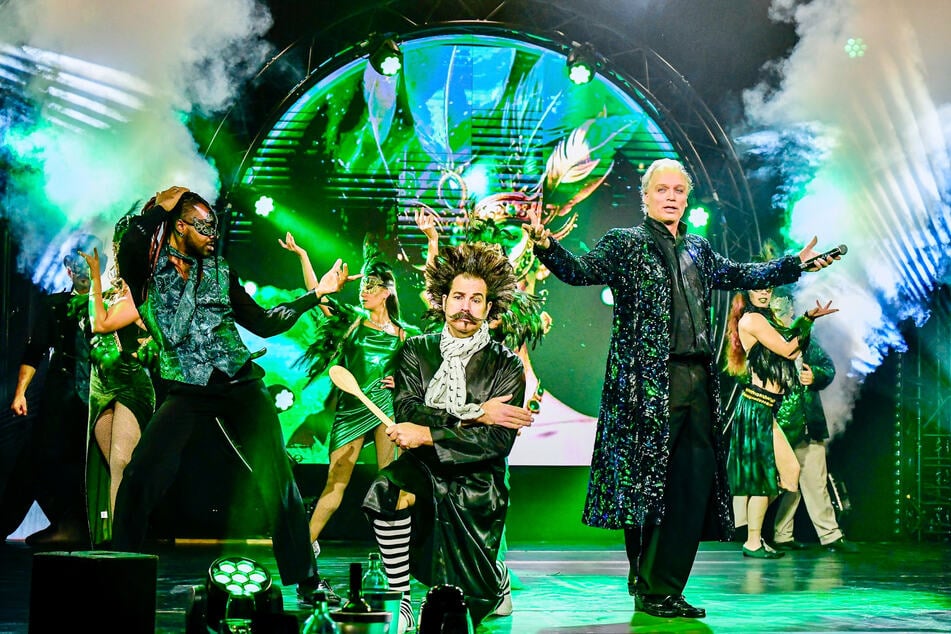 Nicht wegzudenken aus der Show: André Sarrasani (r.) , die Sarrasani Dancers und clowneske Einlagen.