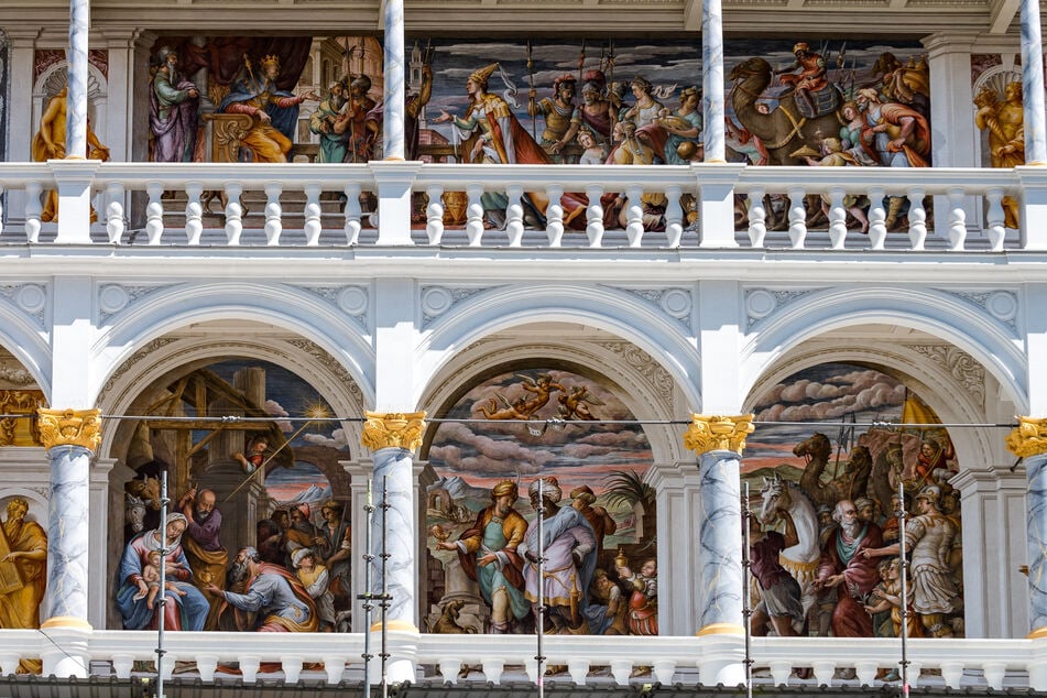 "Saba vor dem Thron Salomons", "Christi mit den Heiligen Drei Königen": Dresdens schönste Loggia zeigt auf drei Geschossen biblische Motive. Die Originale wurden Mitte des 16. Jahrhunderts im Schloss gefertigt.