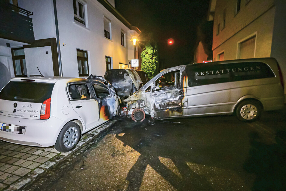 Stuttgart: Zwei Leichenwagen und ein Auto lichterloh in Brand