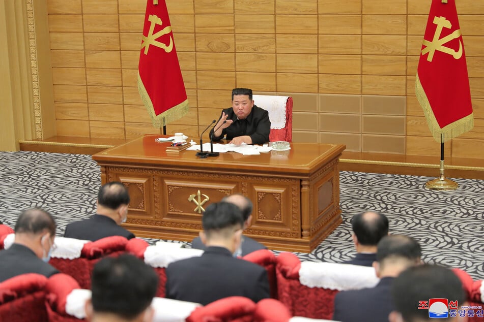 Nordkoreas Machthaber Kim Jong-un (38) bei einer Dringlichkeitssitzung wegen des Virus.