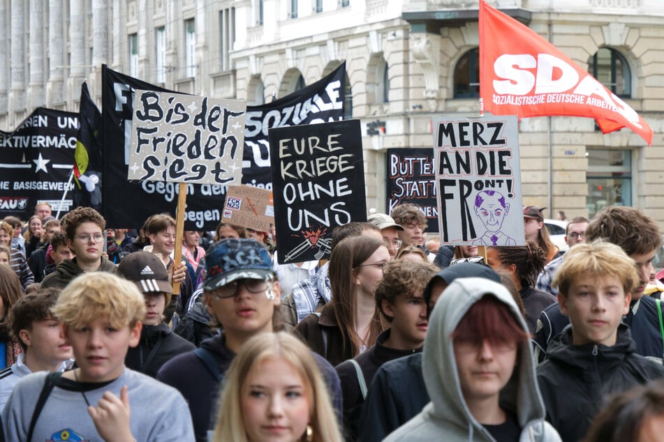 Leipzig: Streiken statt Unterricht: Hunderte Schüler demonstrieren in Leipzig gegen Wehrpflicht