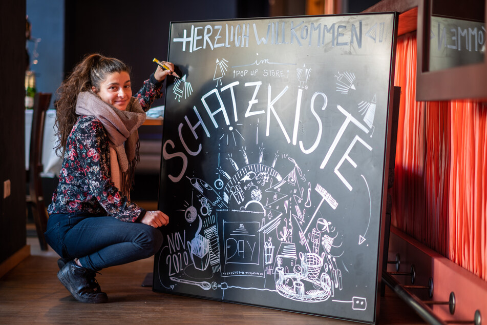 Carolin Reinhardt vom Organisationsteam lädt in die "Schatzkiste" im Café "Emmas Onkel" ein.
