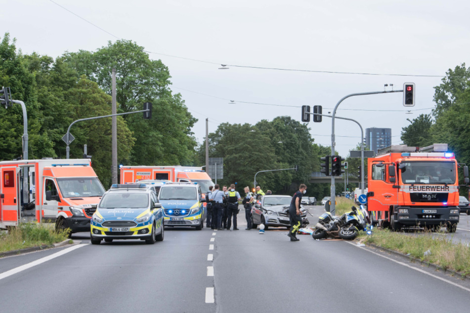 Der Unfall ereignete sich auf der Düsseldorfer Straße in Köln-Stammheim, die nach dem harten Crash in beide Richtungen gesperrt werden musste.