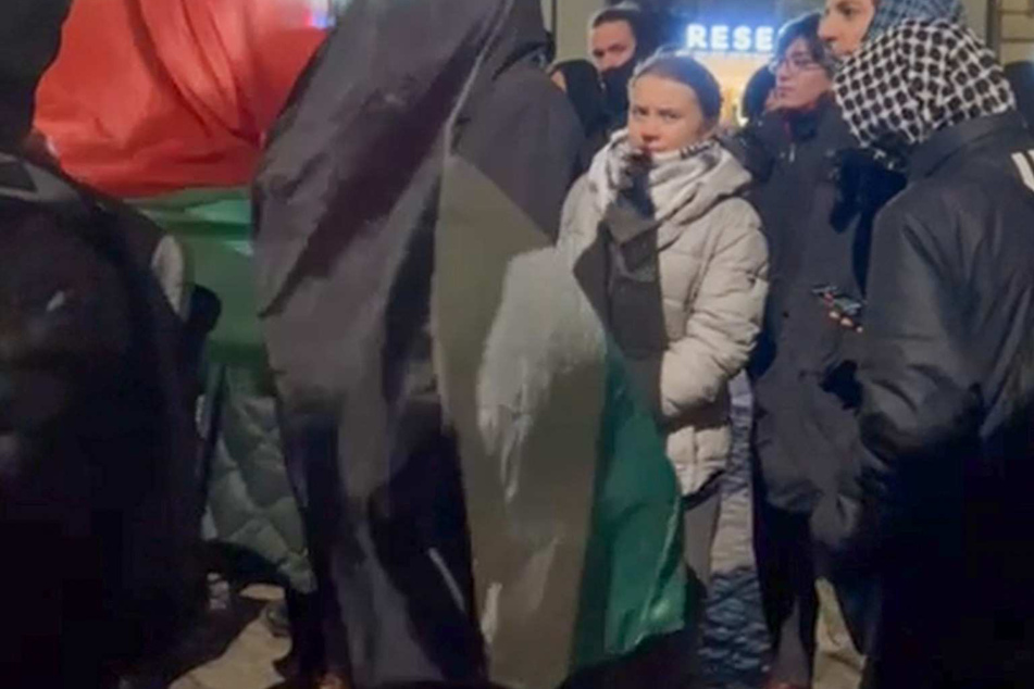 Klima-Aktivisten Greta Thunberg (21) zeigte sich am Mittwochabend auf einer Pro-Palästina-Demo in Leipzig.