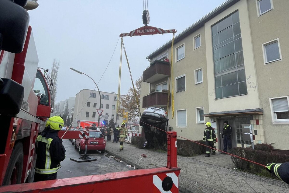 Ein 81-jähriger Opel-Fahrer verlor die Kontrolle über sein Auto, erfasste eine Seniorin (92) und landete unter einem Balkon in Berlin-Rudow.