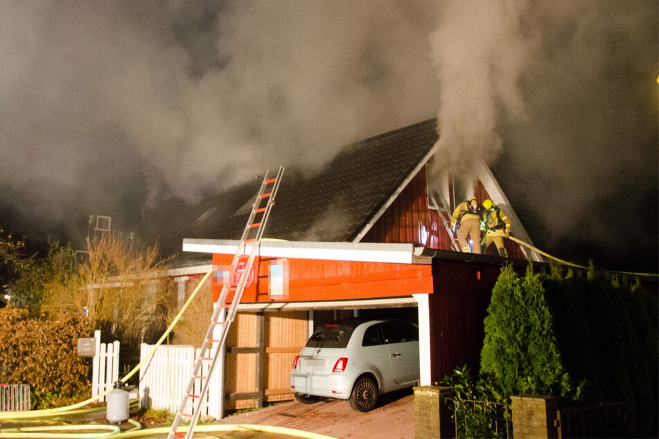 In Melsdorf hat am Sonntagabend ein Einfamilienhaus gebrannt. Die vier Bewohner wurden allesamt verletzt.