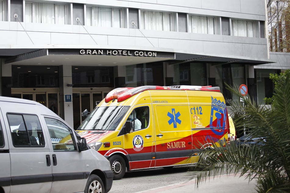  Ein Krankenwagen steht vor dem Hotel Colon in Madrid. 