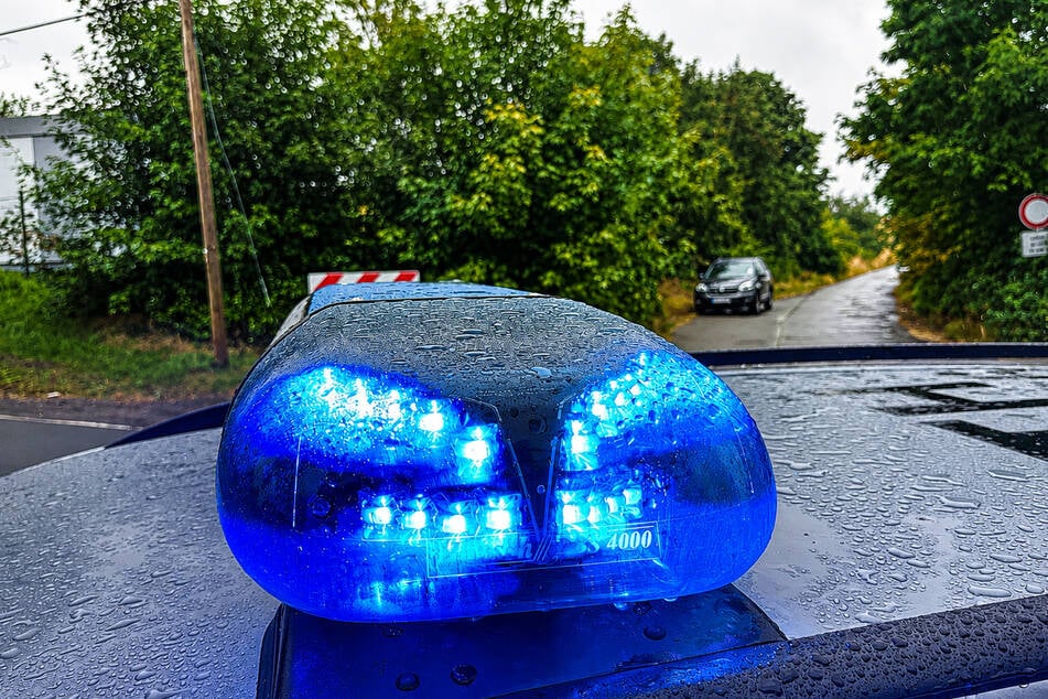 Brötchen-Lkw bleibt stecken: Honda-Fahrer beschwert sich und kriegt es mit der Polizei zutun