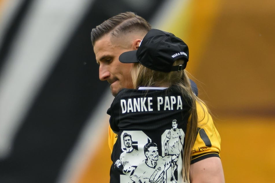 Ein emotionaler Stefan Kutschke mit seiner Tochter auf dem Arm.