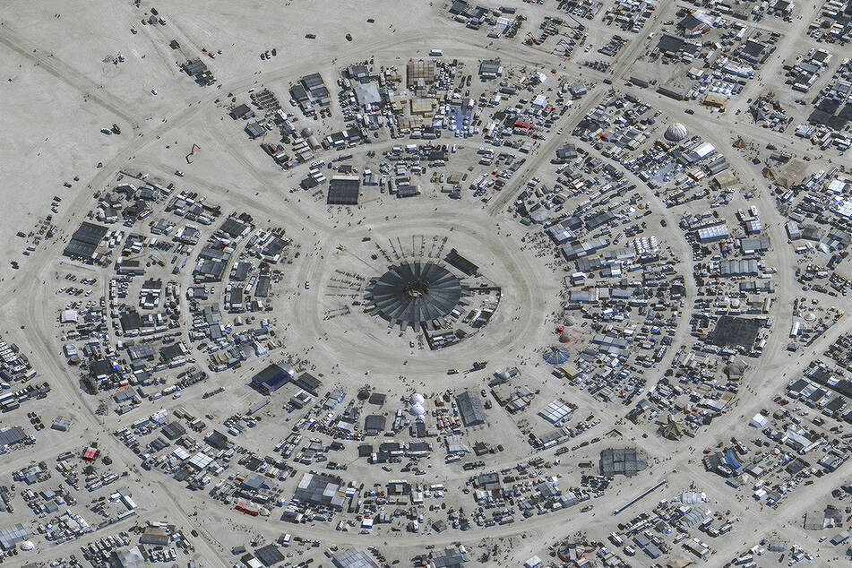 Mitten in der Wüste wurde für das Festival eine provisorische Stadt errichtet. Es gibt bei normaler Trockenheit sogar einen kleinen Flughafen.