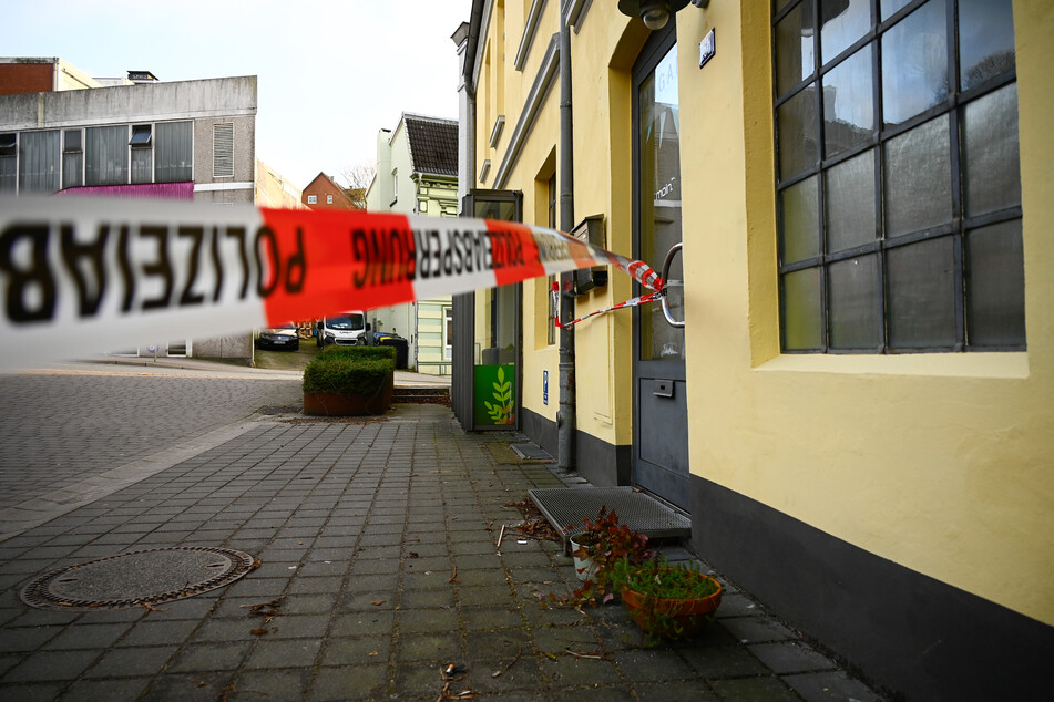 Die Polizei sperrte die Geschäftstelle von Bündnis 90/Die Grünen in Flensburg am Samstag ab.