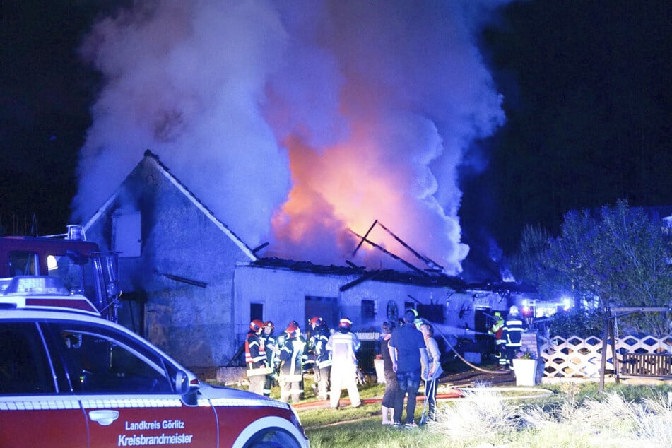 In der Dorfstraße in Haide in der Gemeinde Weißkeißel brannte in der Nacht eine Stallanlage.