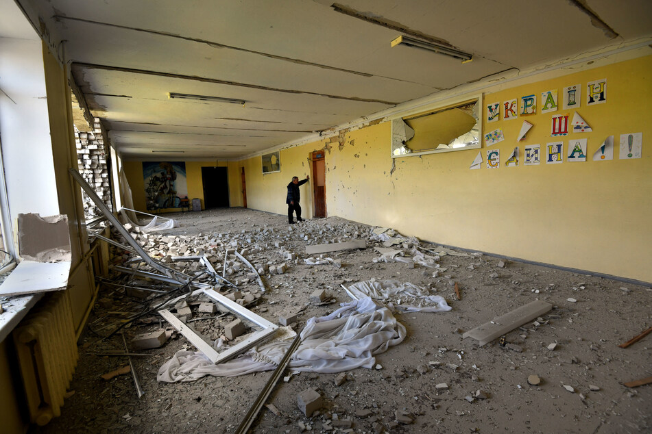 Blick in einen verwüsteten Raum einer Schule in Charkiw. Die Grundschule dient als Unterschlupf, vor allem für ältere Frauen.
