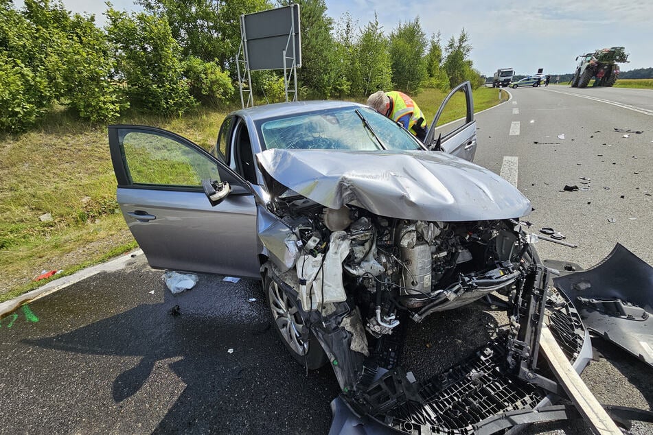 Der Fahrer (67) des Opel wurde bei dem Unfall schwer verletzt.
